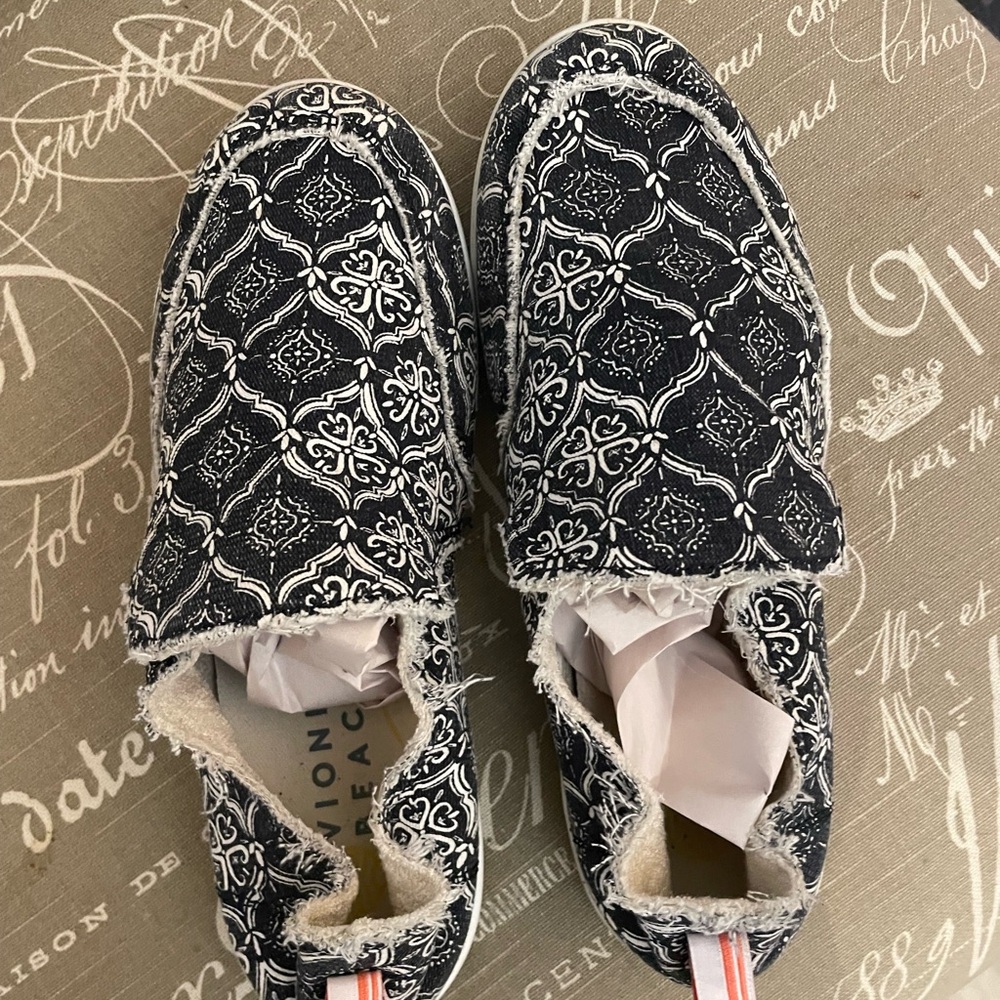 Vionic Black and White Patterned Sneakers